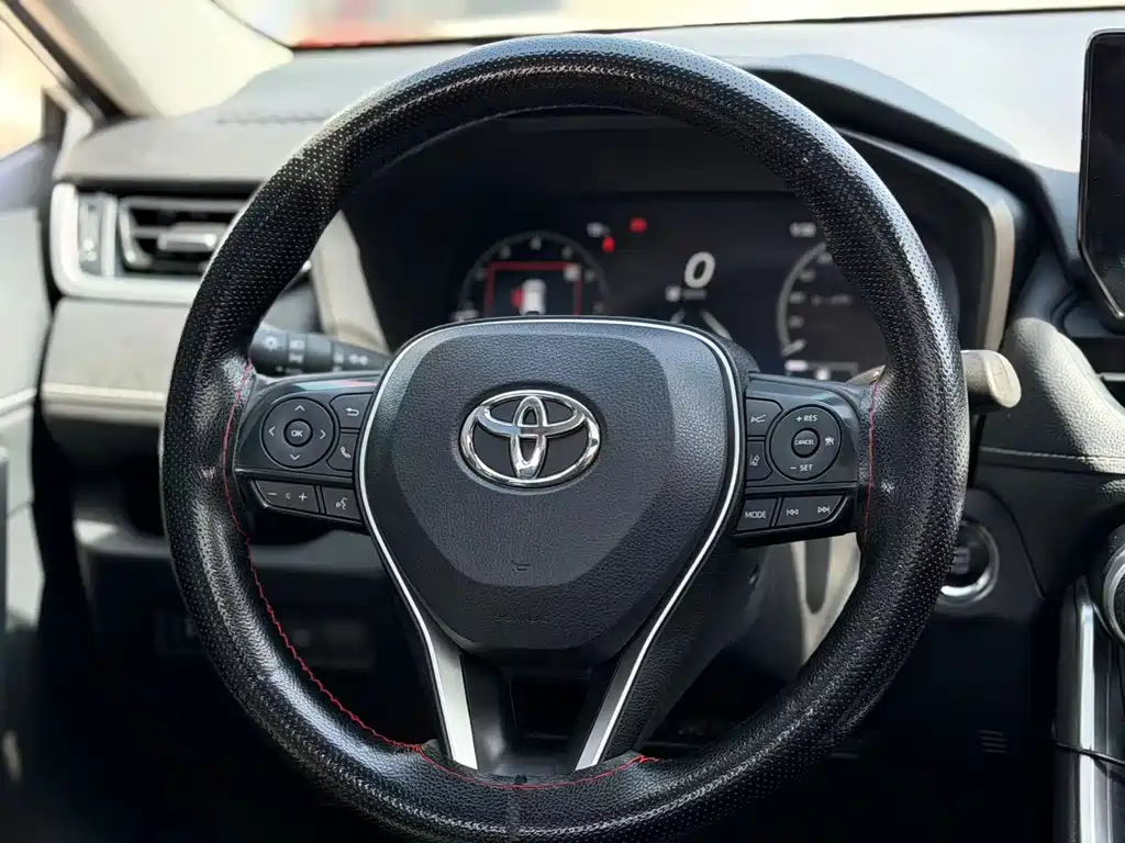 Toyota RAV4 2023 — фото 9