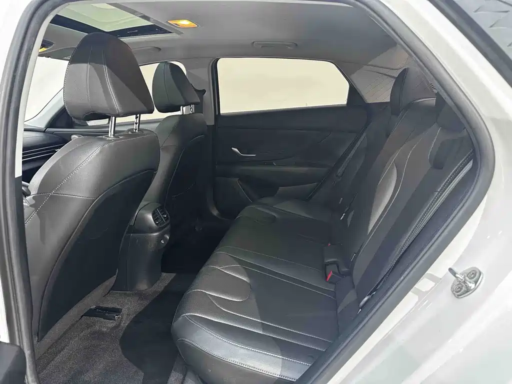 Hyundai Elantra 2023 — фото 14