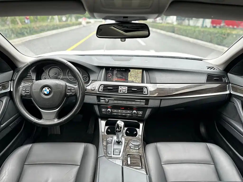 BMW 5 Series 2015 — фото 19