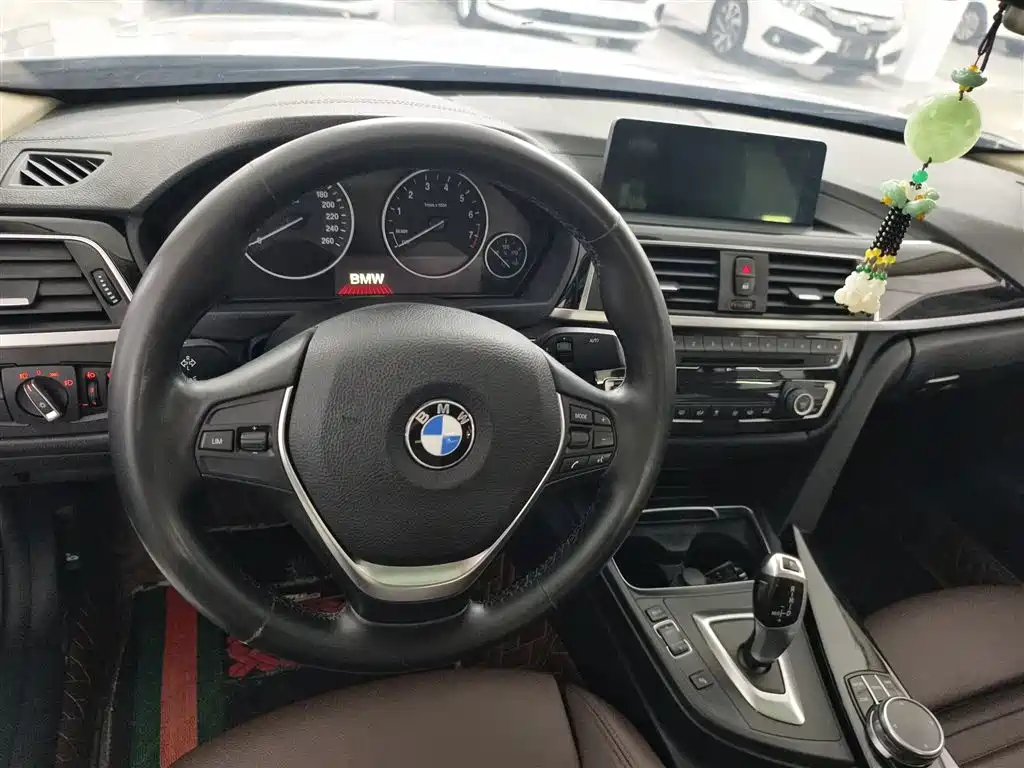BMW 3 Series 2018 — фото 10