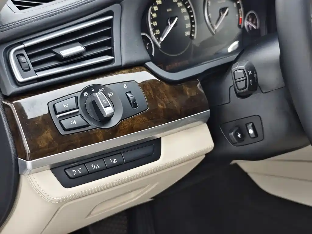 BMW 7 Series 2012 — фото 9