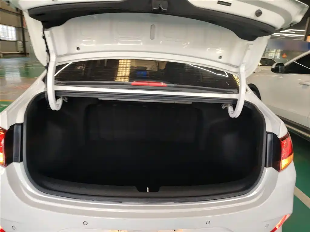 Hyundai Elantra 2020 — фото 19