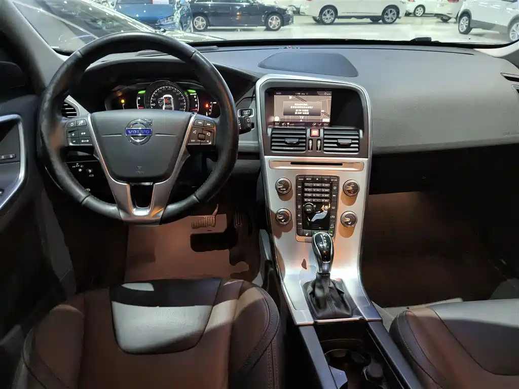 Volvo XC60 2018 — фото 10