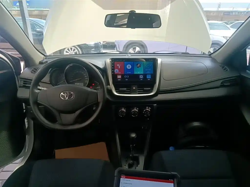 Toyota Yaris L 2017 — фото 10