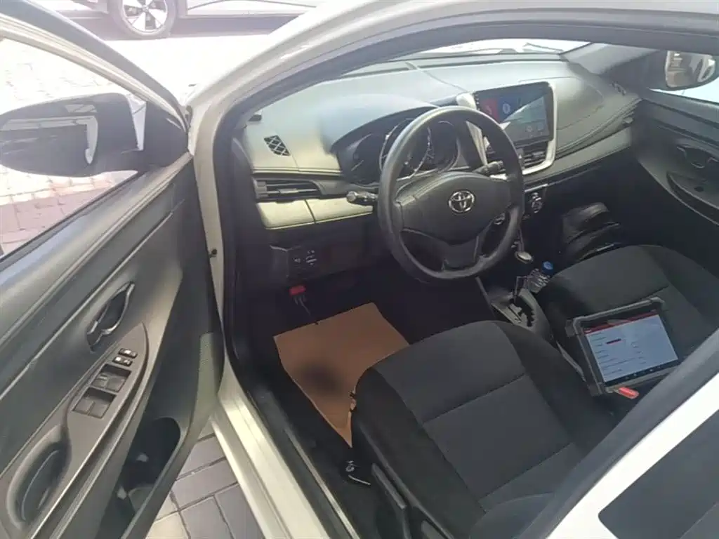 Toyota Yaris L 2017 — фото 16