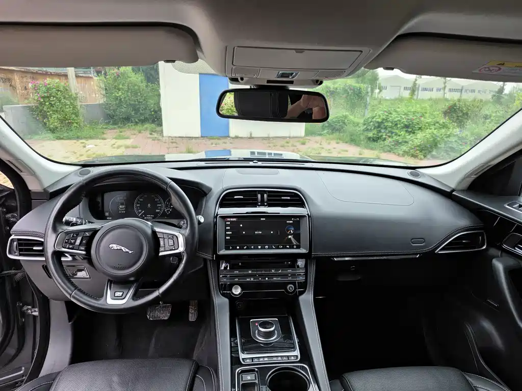 Jaguar F-PACE 2016 — фото 15