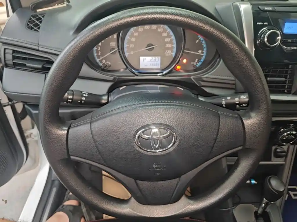 Toyota Yaris L 2017 — фото 11