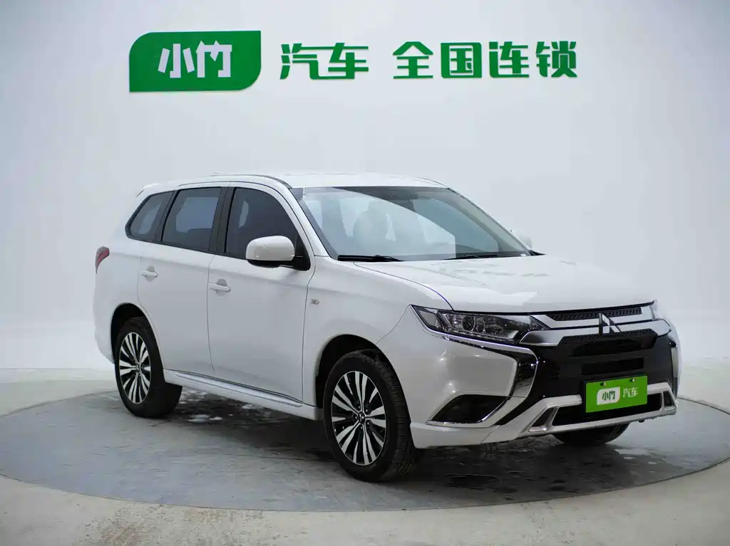 Mitsubishi Outlander 2022 — фото 2