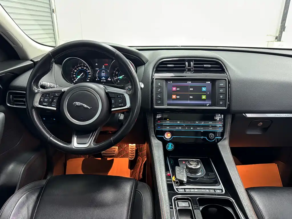 Jaguar F-PACE 2017 — фото 15