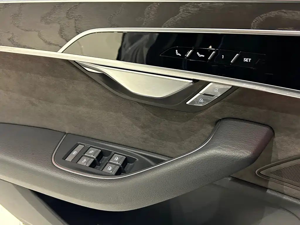 Audi A8 2021 — фото 25