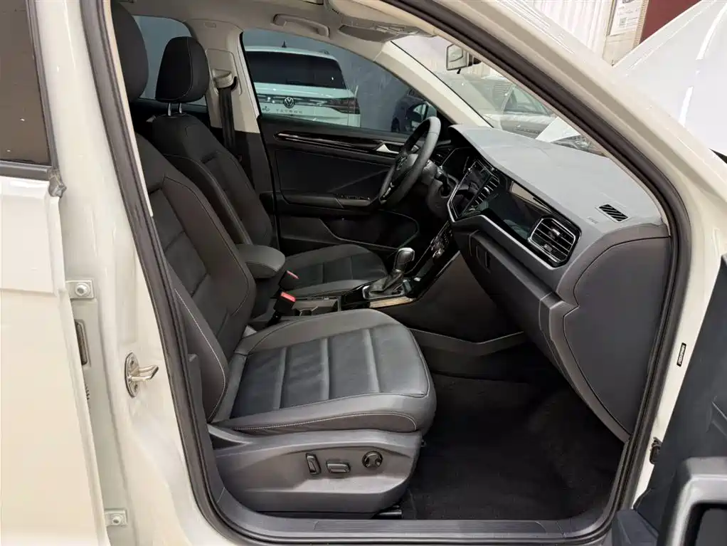 Volkswagen T-Roc 2023 — фото 21