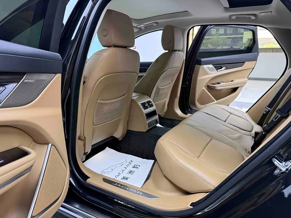 Jaguar XFL 2025 — фото 12
