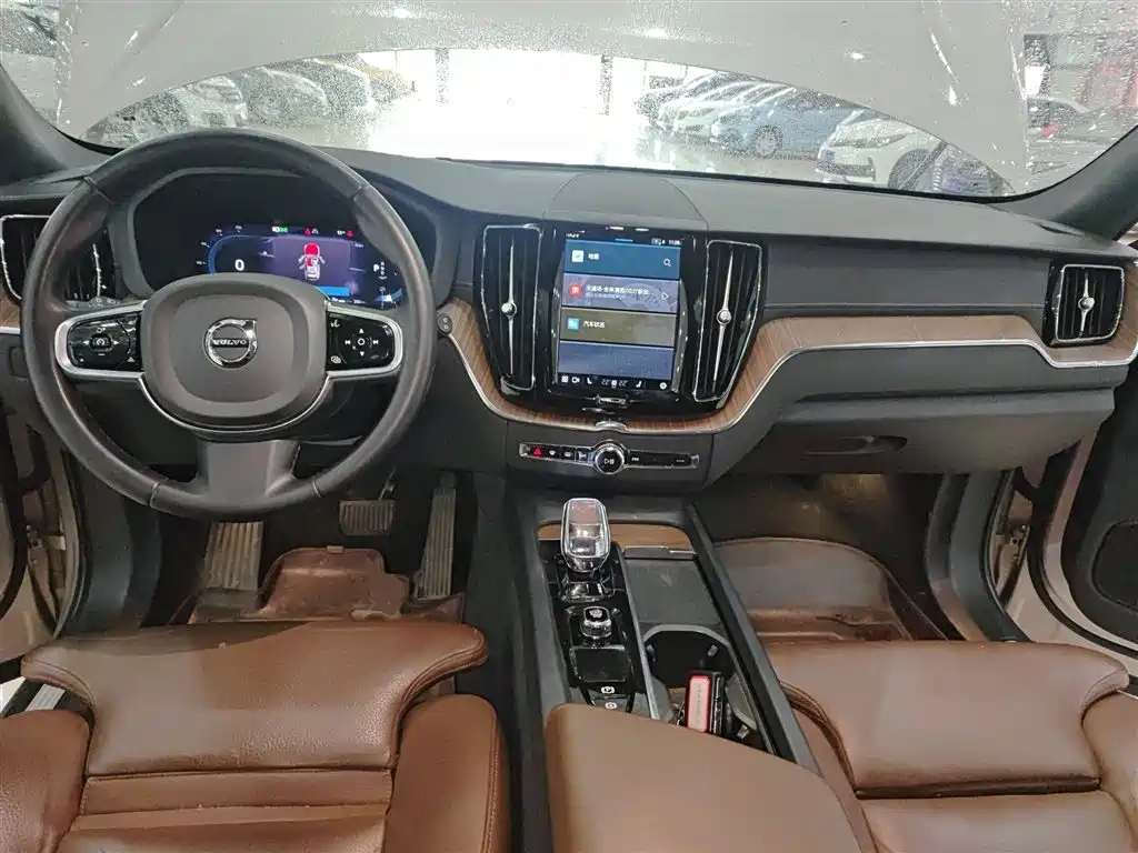 Volvo XC60 2023 — фото 10