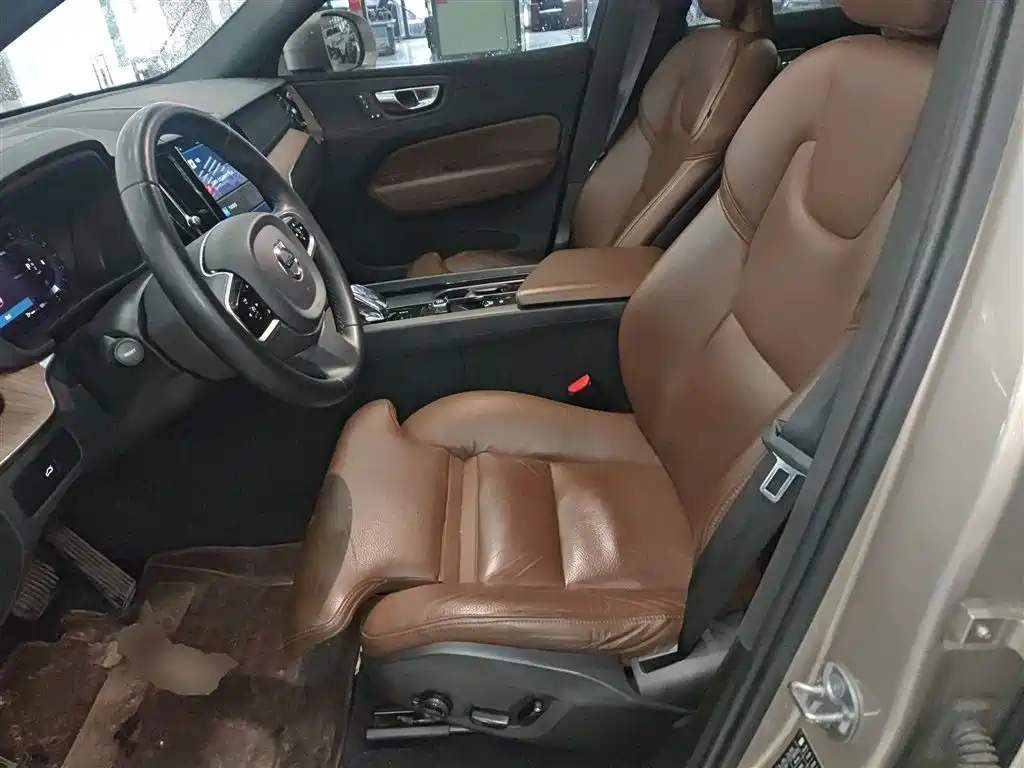Volvo XC60 2023 — фото 15