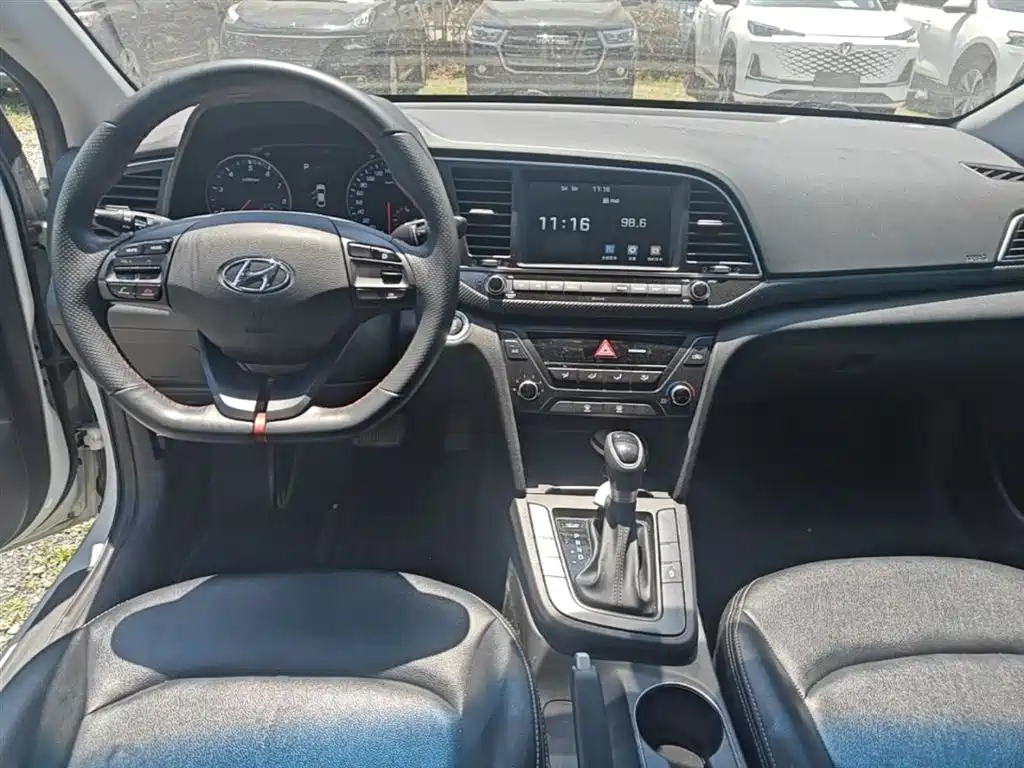 Hyundai Elantra 2019 — фото 10
