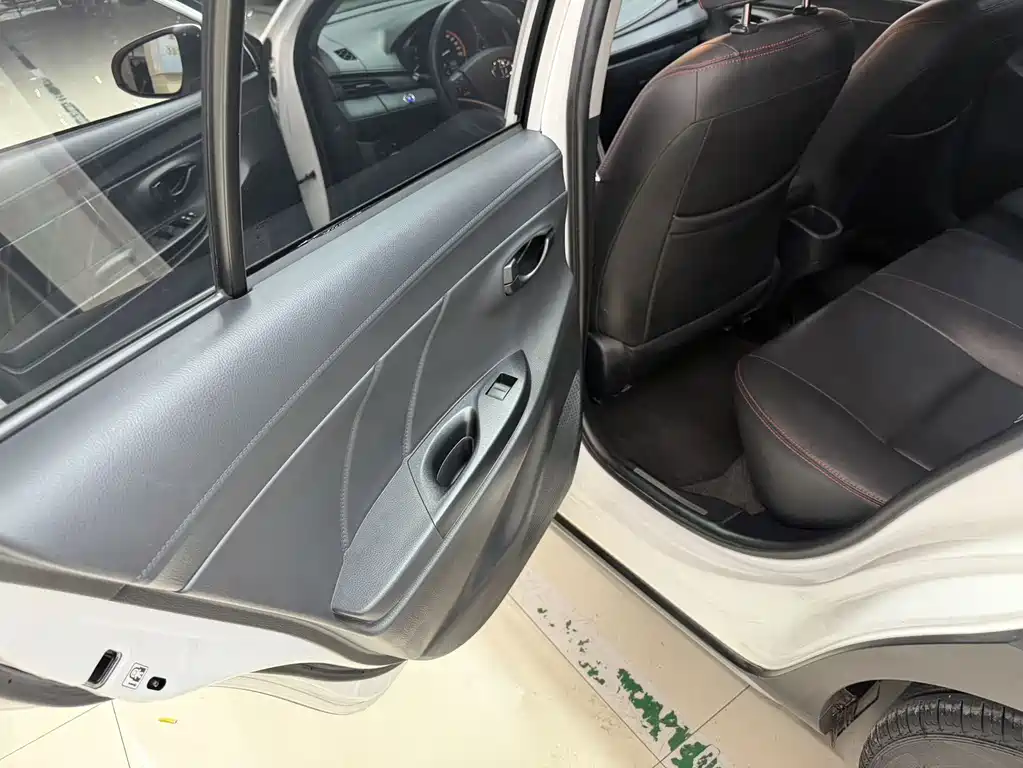 Toyota Yaris L 2022 — фото 13