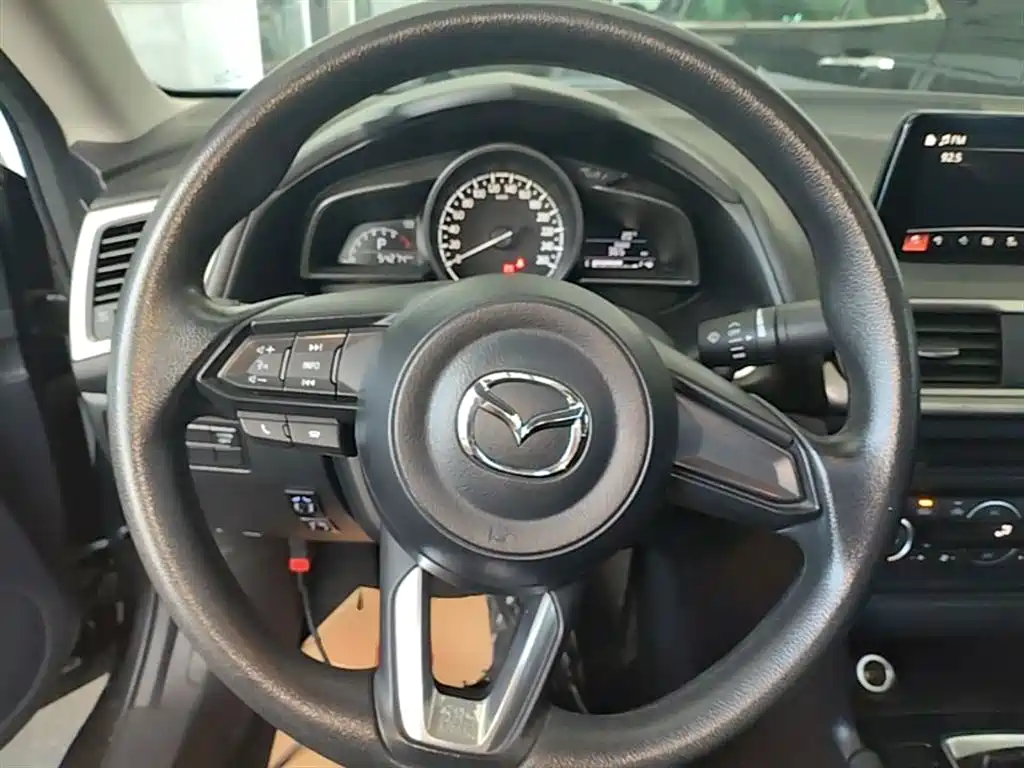 Mazda 3 Axela 2018 — фото 11