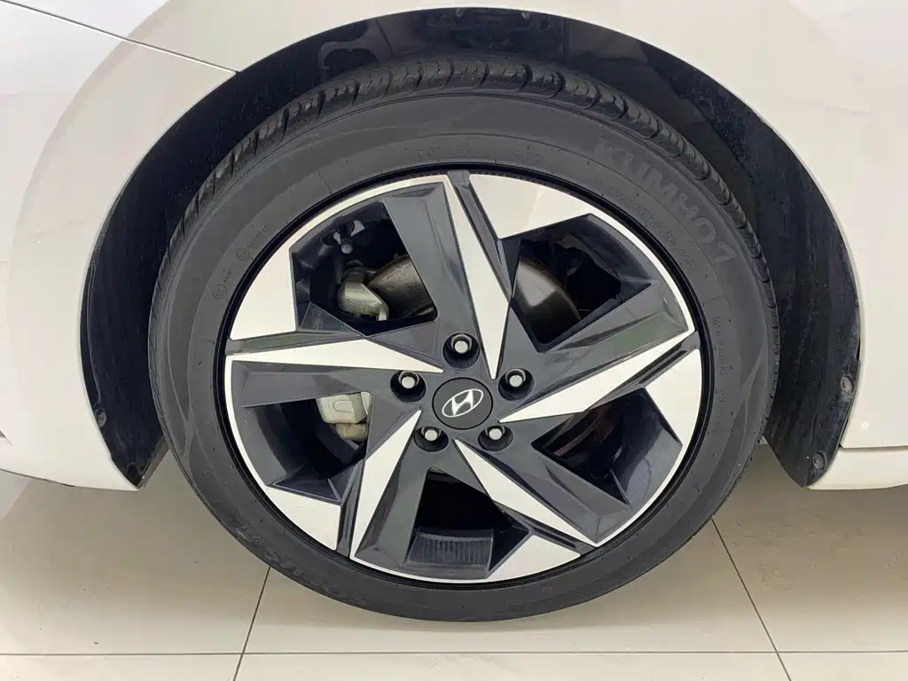 Hyundai Elantra 2023 — фото 13