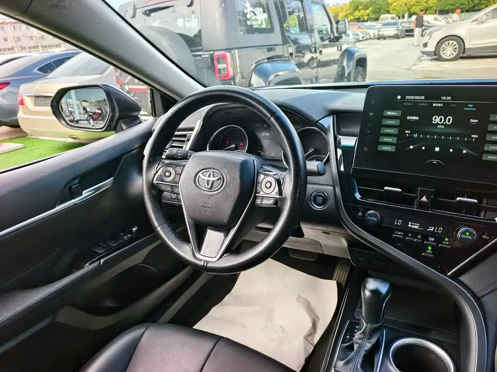 Toyota Camry 2023 — фото 16