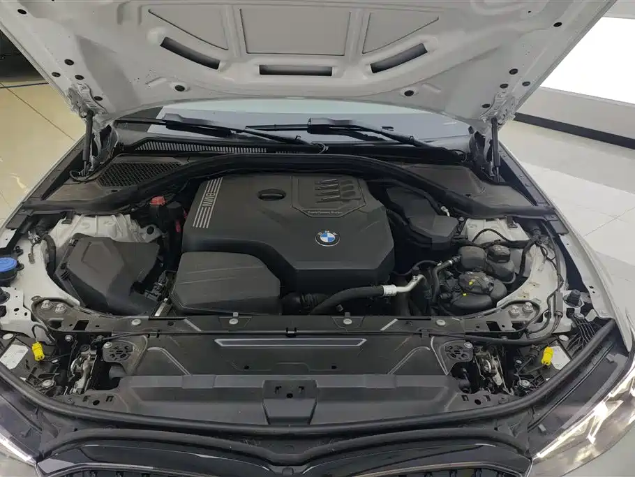 BMW 3 Series 2025 — фото 10
