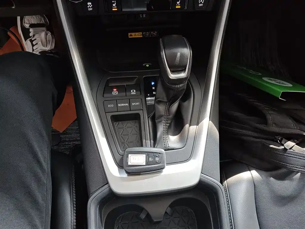 Toyota RAV4 2023 — фото 14