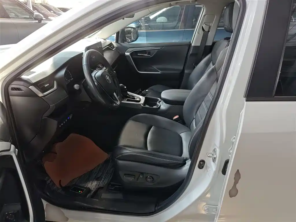 Toyota RAV4 2023 — фото 16