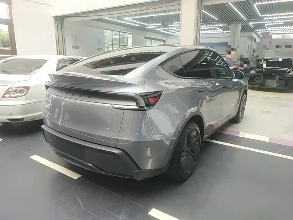 Tesla Model Y 2025