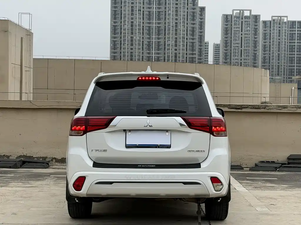 Mitsubishi Outlander 2022 — фото 8