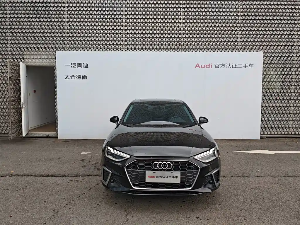 Audi A4L 2022 — фото 1