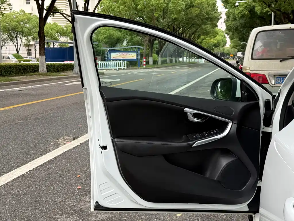 Volvo V40 2015 — фото 12