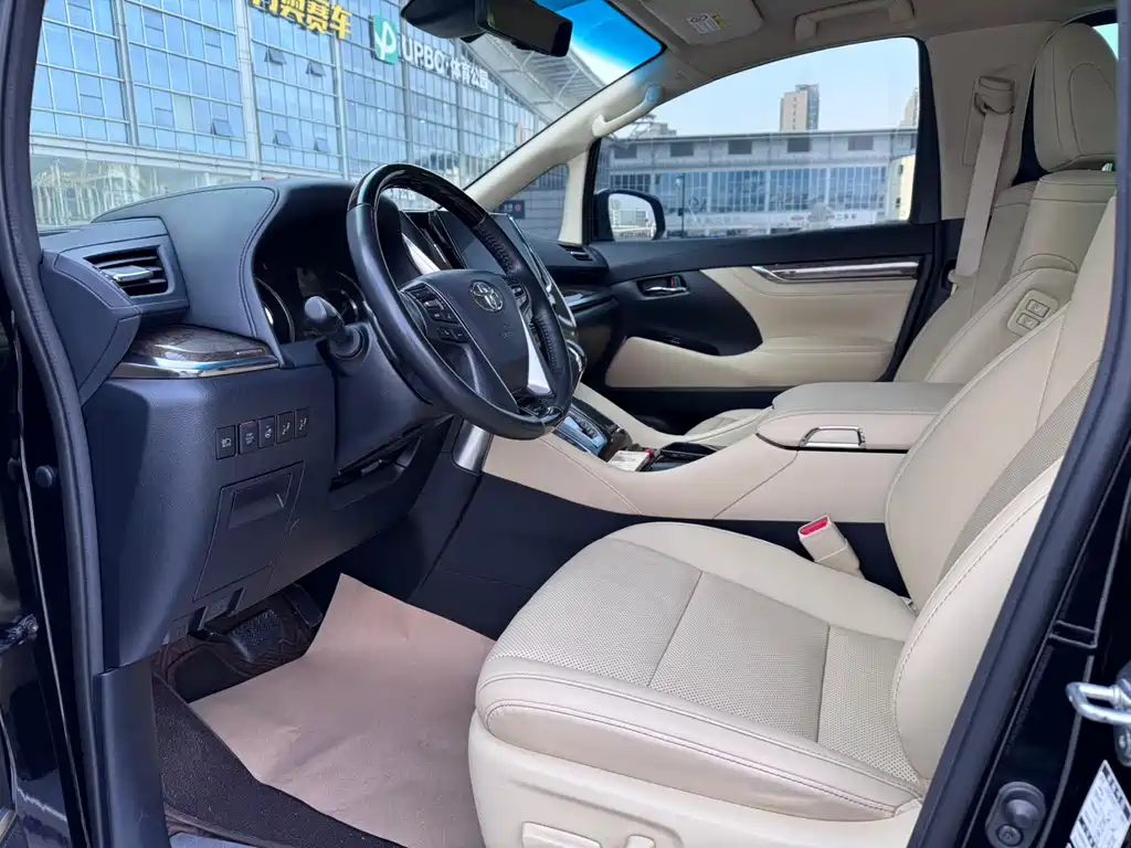 Toyota Alphard 2023 — фото 7