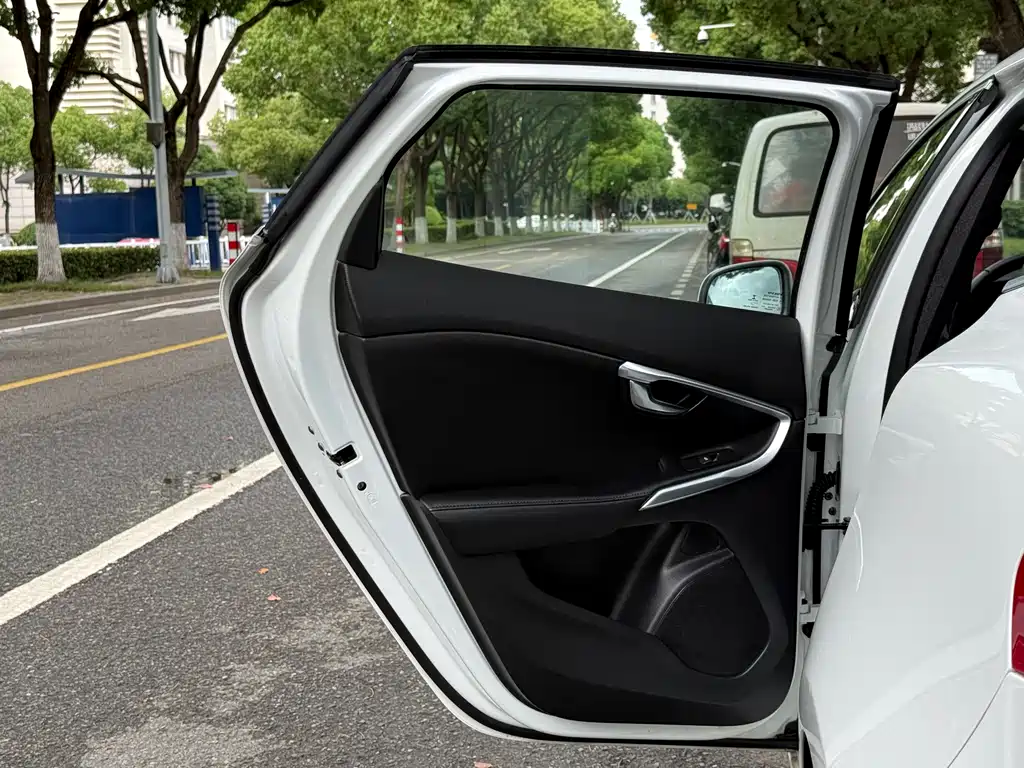 Volvo V40 2015 — фото 26