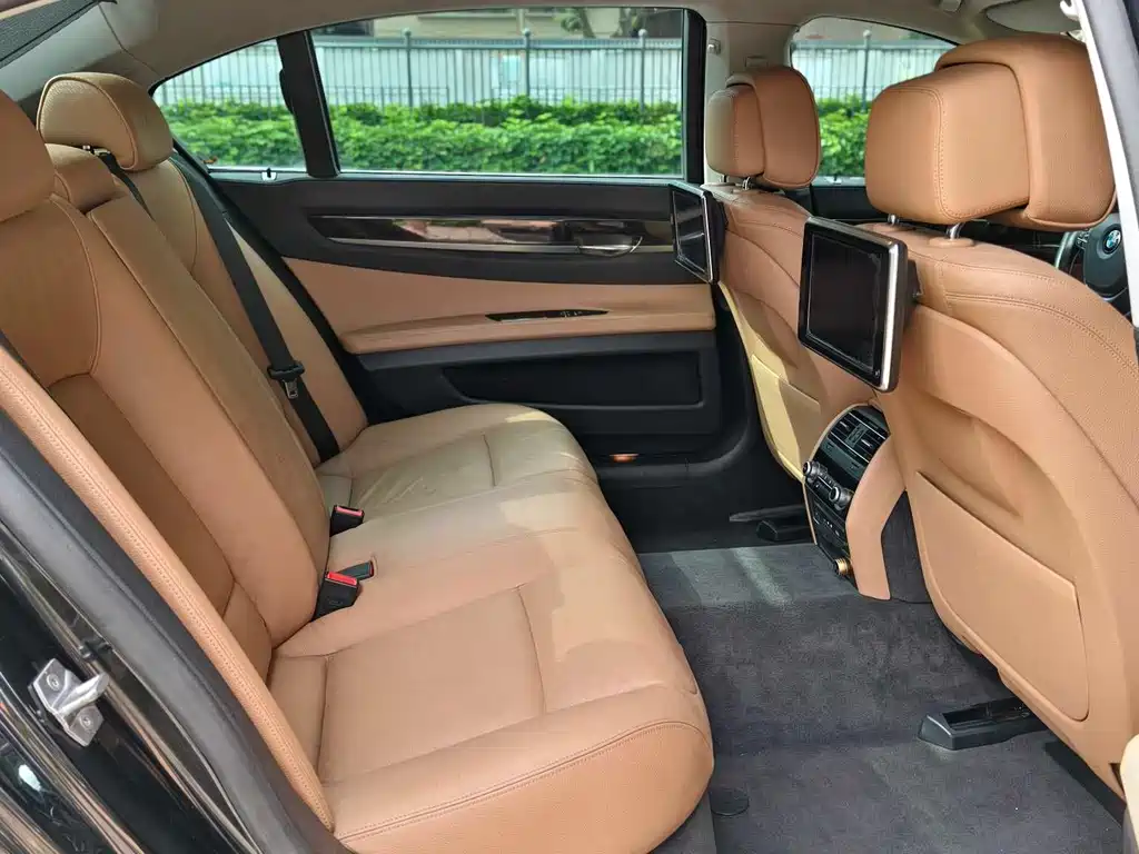 BMW 7 Series 2015 — фото 18