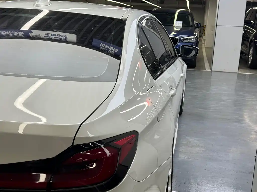 BMW 5 Series 2018 — фото 15