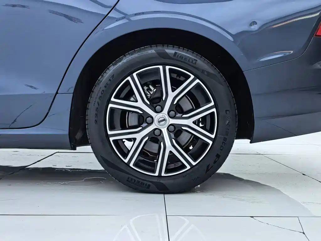 Volvo S60 2023 — фото 23