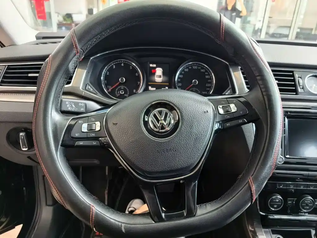 Volkswagen Passat 2017 — фото 11