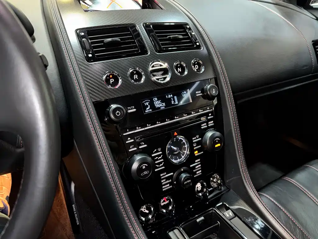 Aston Martin DB9 2015 — фото 13