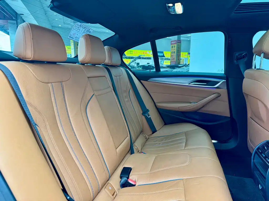 BMW 5 Series 2019 — фото 11