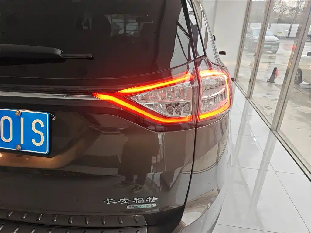 Ford Edge 2016 — фото 24