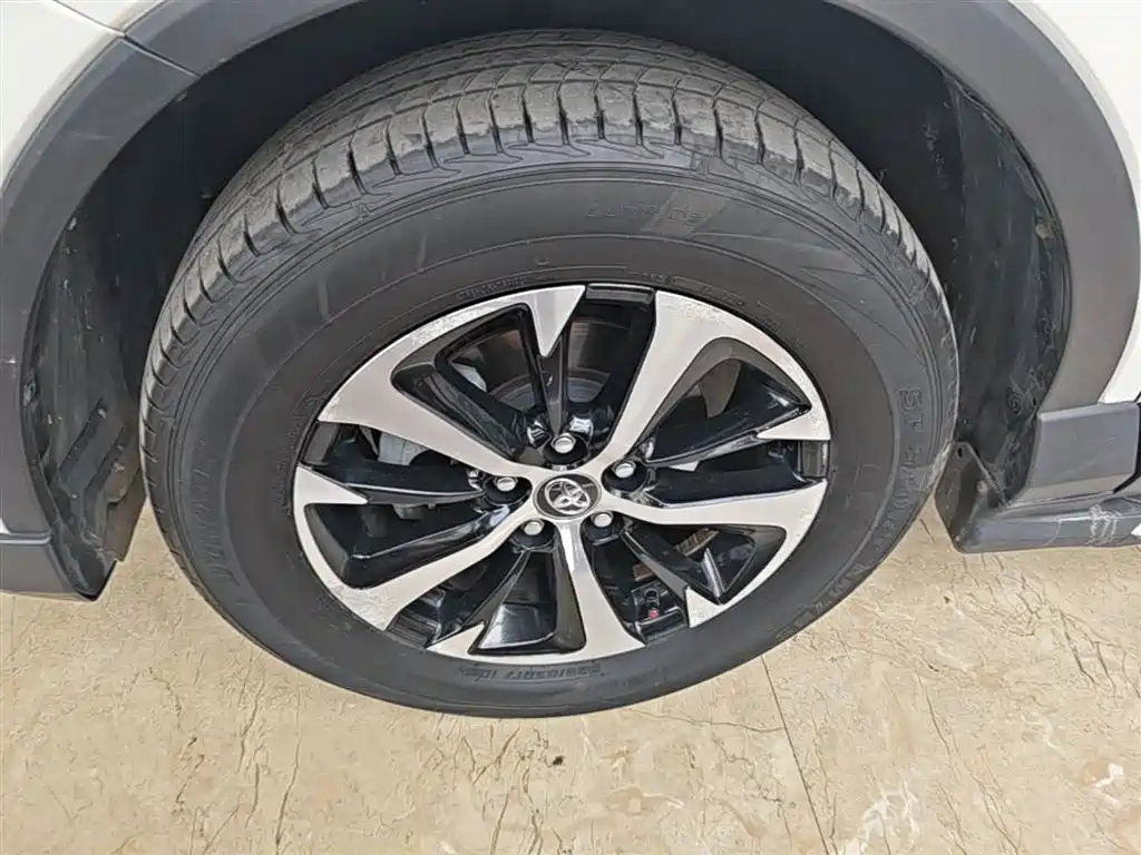 Toyota RAV4 2017 — фото 23