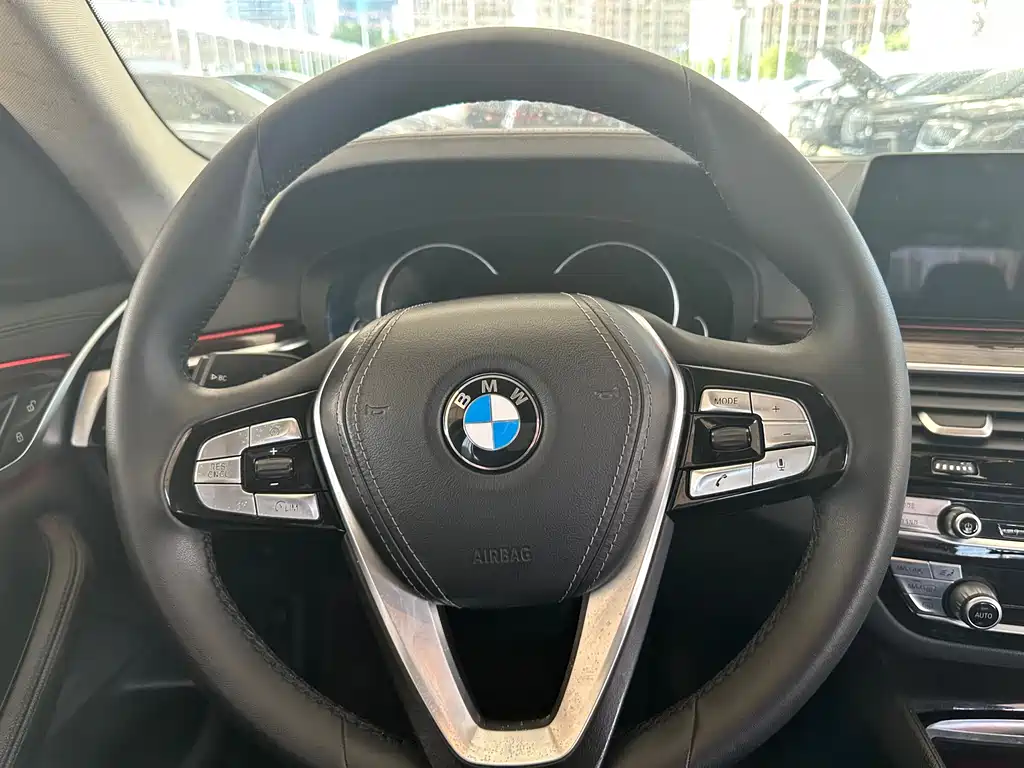 BMW 5 Series 2018 — фото 26