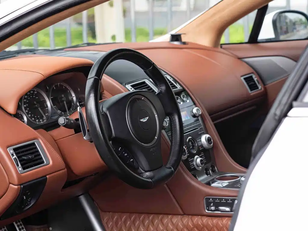 Aston Martin Rapide 2011 — фото 11