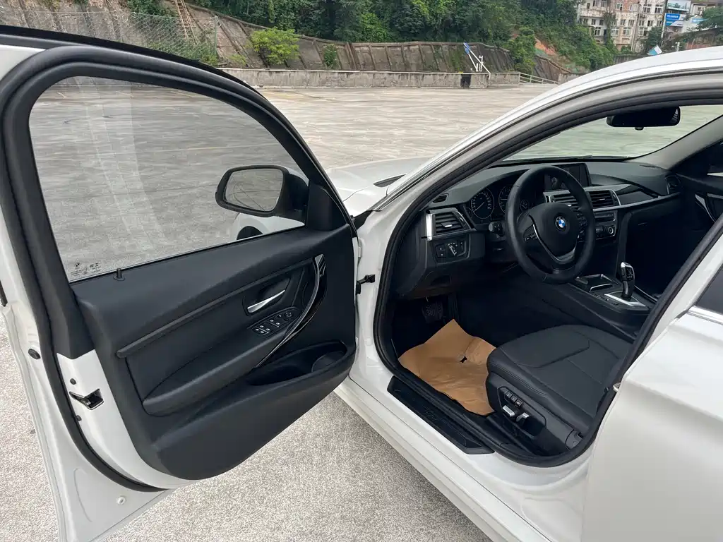 BMW 3 Series 2017 — фото 14