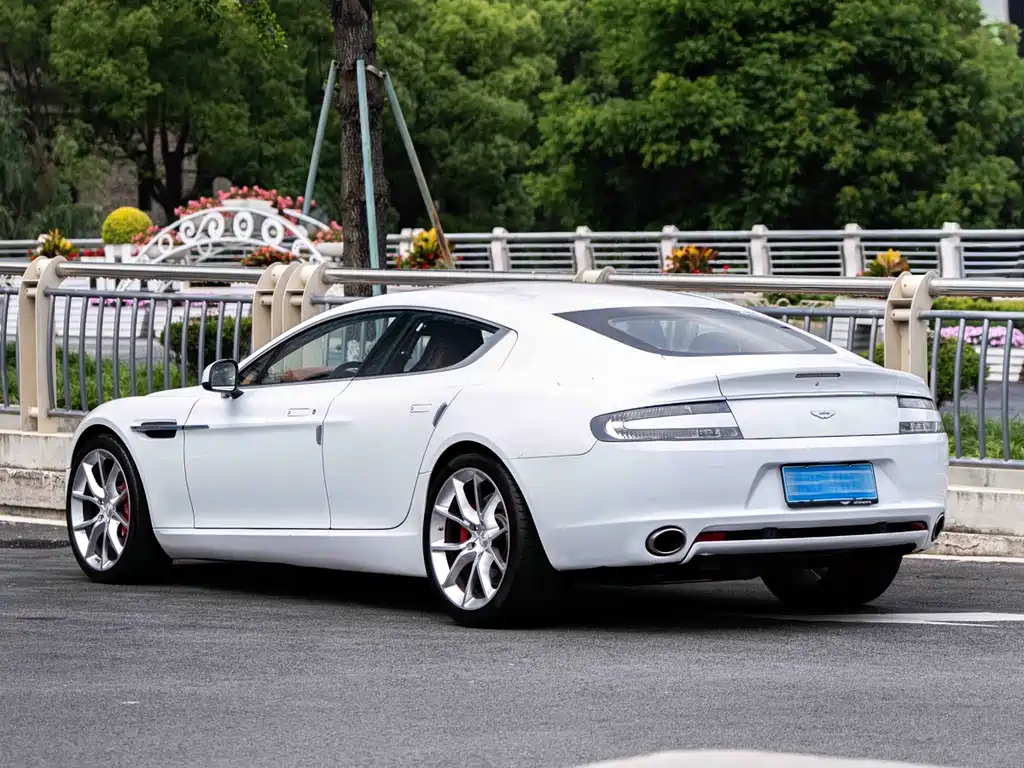 Aston Martin Rapide 2011 — фото 19