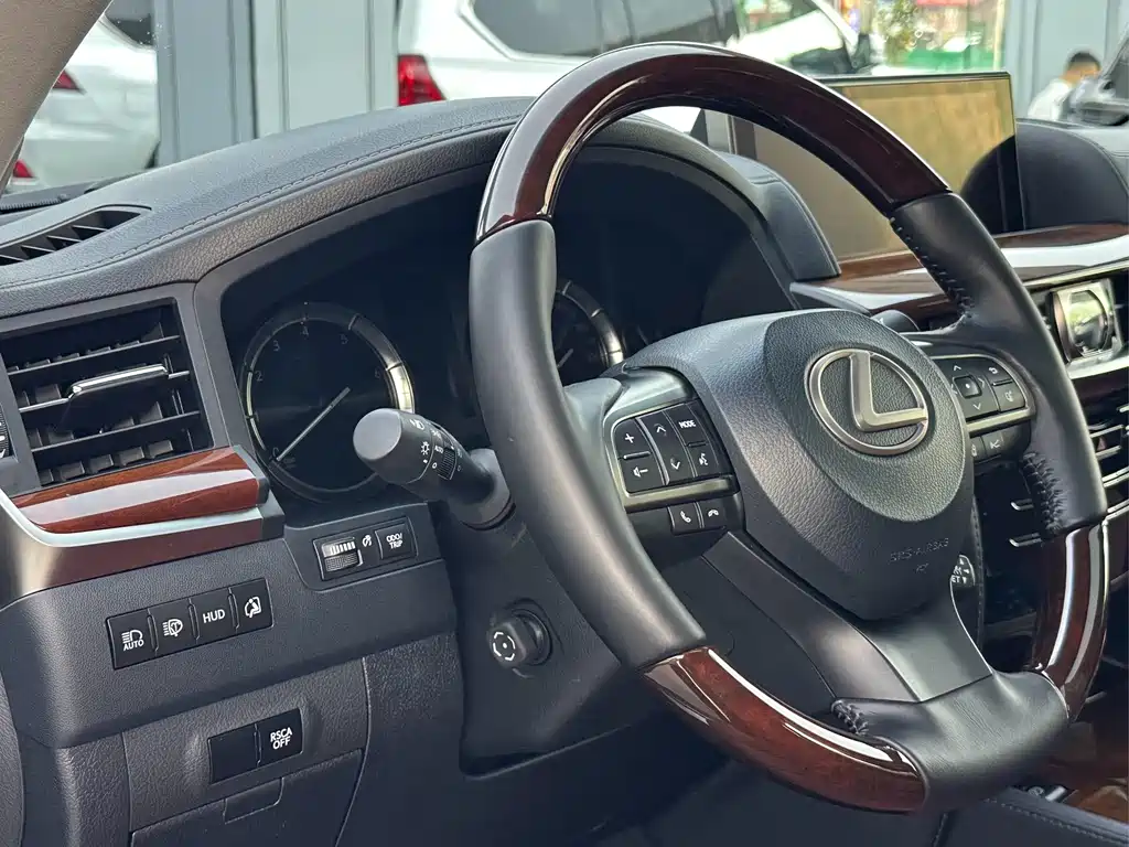 Lexus LX 2018 — фото 19