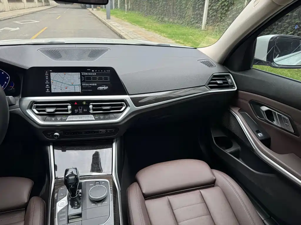 BMW 3 Series 2019 — фото 17