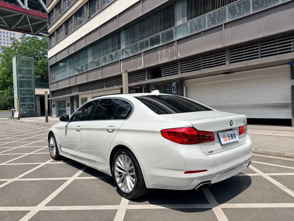 BMW 5 Series 2018 — фото 6