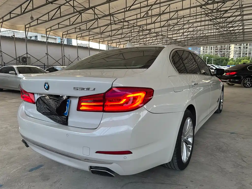 BMW 5 Series 2018 — фото 8