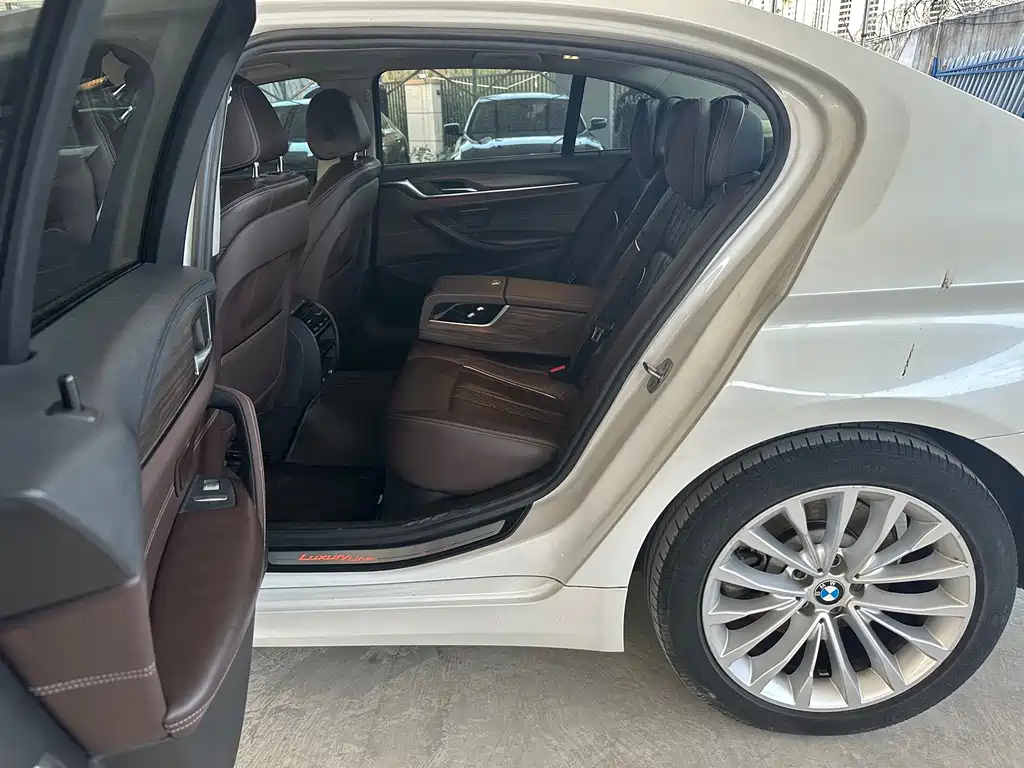 BMW 5 Series 2018 — фото 14