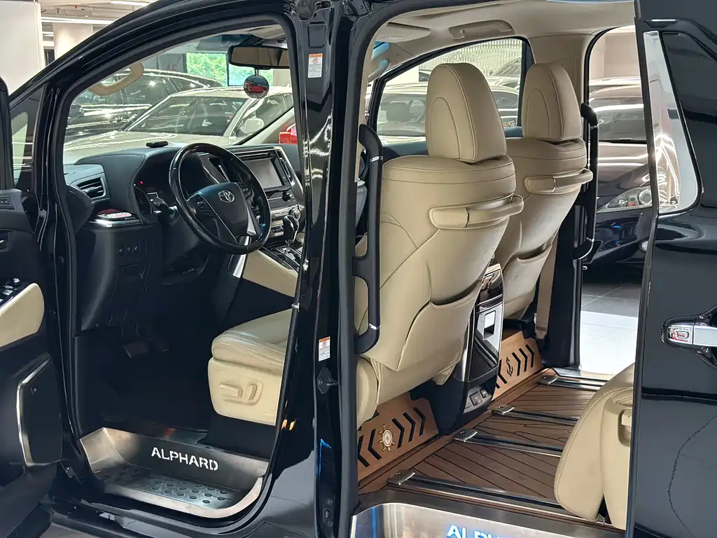 Toyota Alphard 2017 — фото 12
